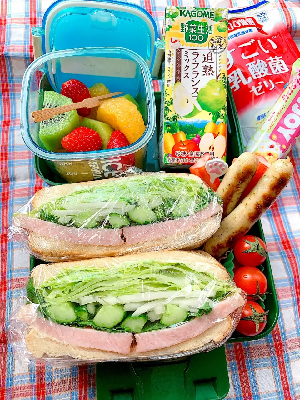 #お弁当  #お父さん弁当  #サンドイッチ弁当 
 #野菜たっぷり #ハムサンド #デザートはキーウィと甘夏みかんとイチゴ  #おやつはヨーグルト #たまにはいい|Blueberry🫐さん