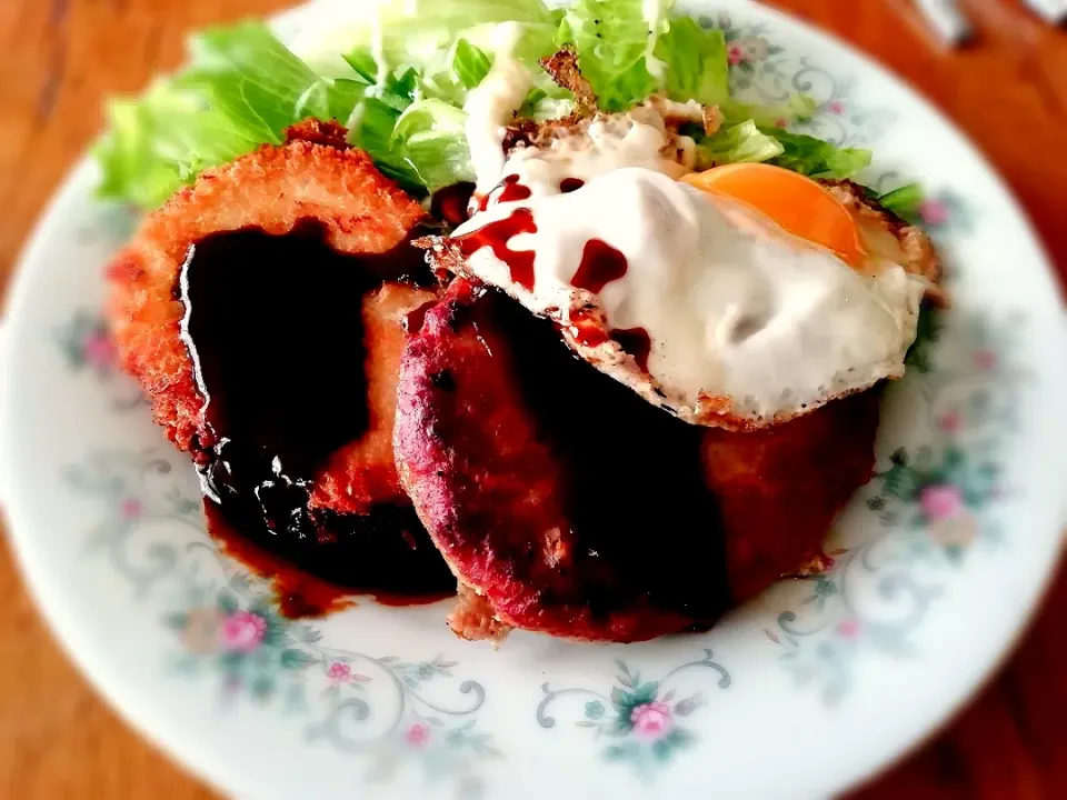 目玉焼きハンバーグ&牛すじコロッケ~業務スーパーの冷凍のクソ安いヤツ。|Kunisanoさん