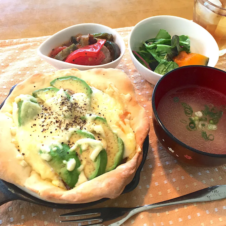 スキレットでキーマカレーチーズアボカドパン😏👌|りりさん