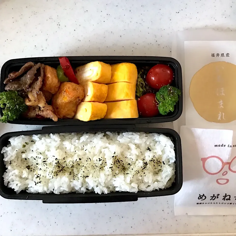 今日のダンナ様お弁当は福井県産ブランド米がメインです🤗
定番の卵焼き、焼き鳥、塩豚タン、さつま揚げのお弁当～💕|てるみさん