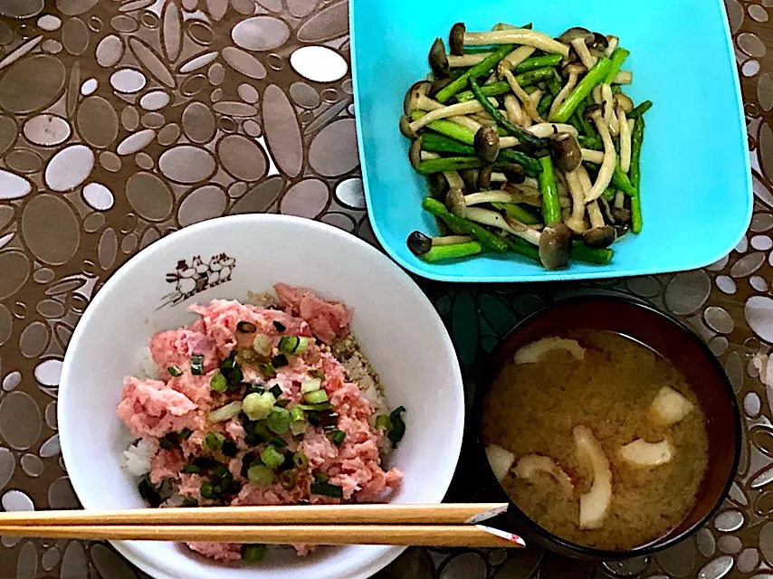 ネギトロ丼  ミニGアスパラしめじバター炒め  玉ねぎの味噌汁|ma-ko omaさん