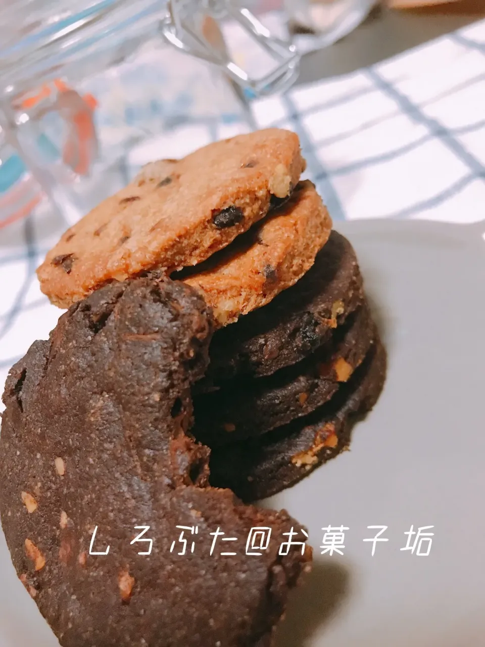 Snapdishの料理写真:ドライフルーツと塩のクッキーと、チョコレートとドライフルーツのクッキー。バターなし卵なし。|しろぶた@ぶひさん