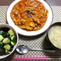 Snapdishの料理写真:トマ辛ハッシュドビーフ
胡瓜とワカメの酢の物
ミョウガと揚げの味噌汁|oymyoさん