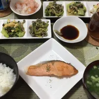 鮭の塩焼き 牛センマイときゅうりサラダ 青梗菜としめじのたまご炒め物と味噌汁 白菜の漬物|🐝⋆゜戇惢 🐝⋆゜さん