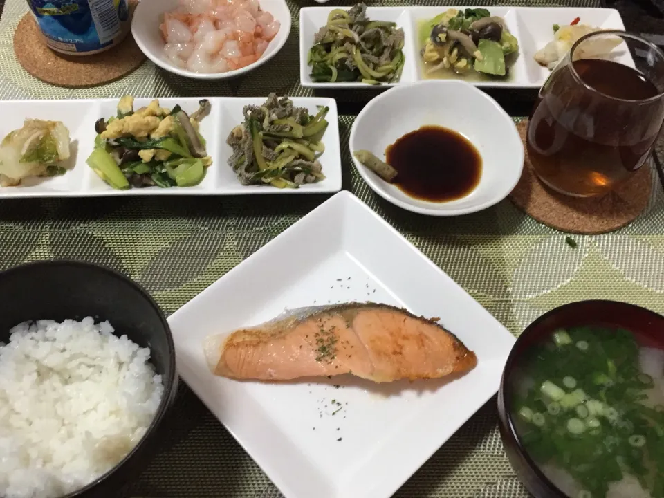 鮭の塩焼き 牛センマイときゅうりサラダ 青梗菜としめじのたまご炒め物と味噌汁 白菜の漬物|🐝⋆゜戇惢 🐝⋆゜さん