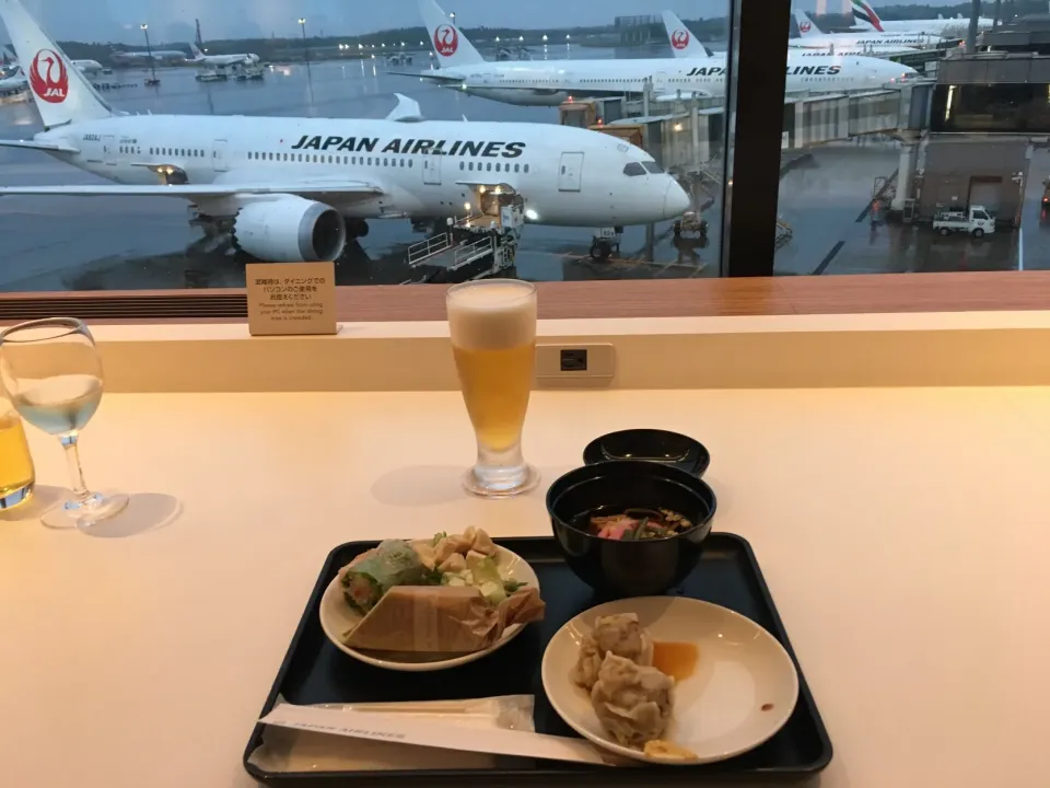 成田空港のJALラウンジでフライト前の腹ごしらえ|フージさん