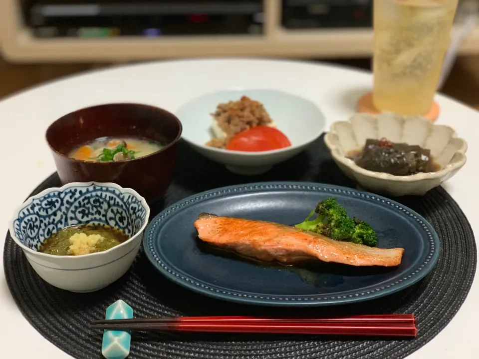 鮭バター醤油焼き、めかぶぽん酢、ナス煮浸し、肉味噌豆腐。|yukiさん