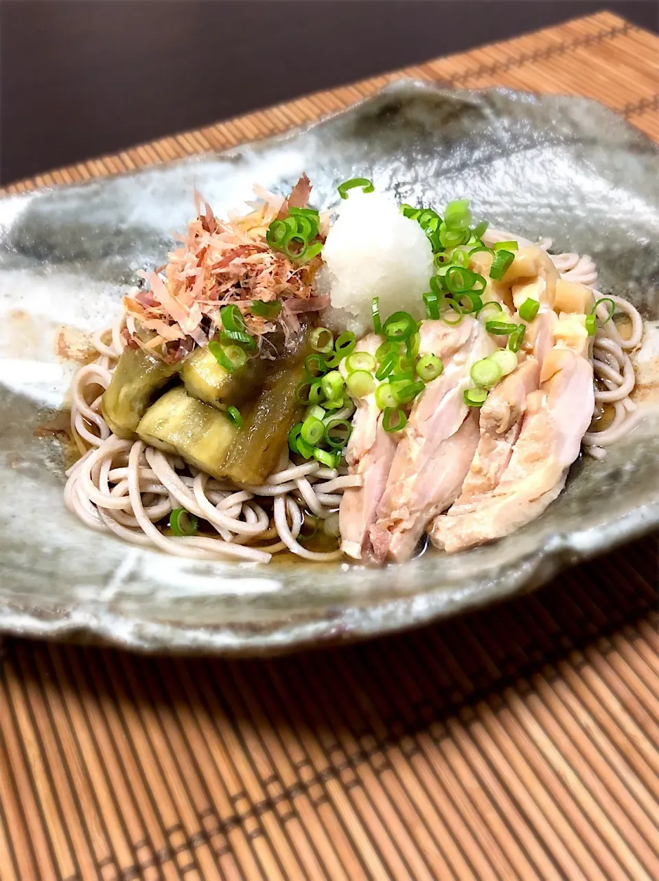 蒸し鶏と焼きナスの冷やし蕎麦(テイク2)|Fuji's kitchenさん