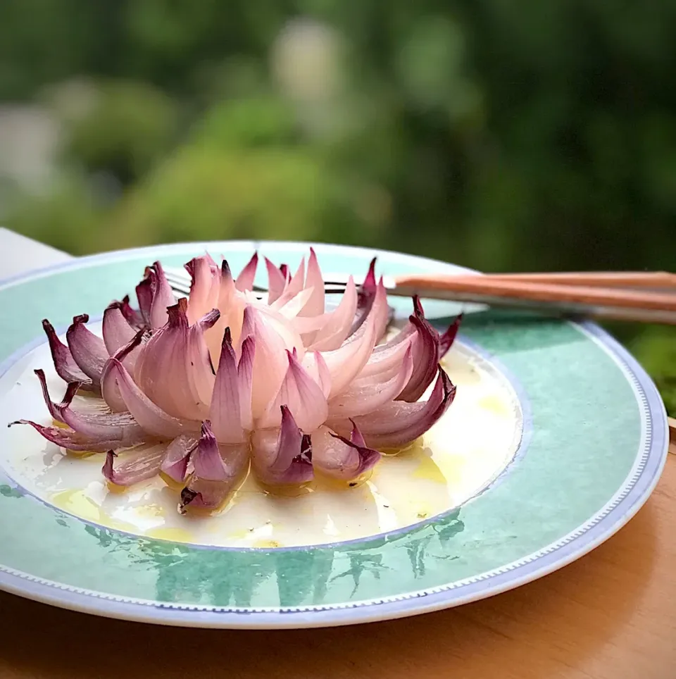 sophia.kamさんの料理 紫玉ねぎの蓮の花
シュトママ 作 しおれた蓮の花💧|シュトママさん