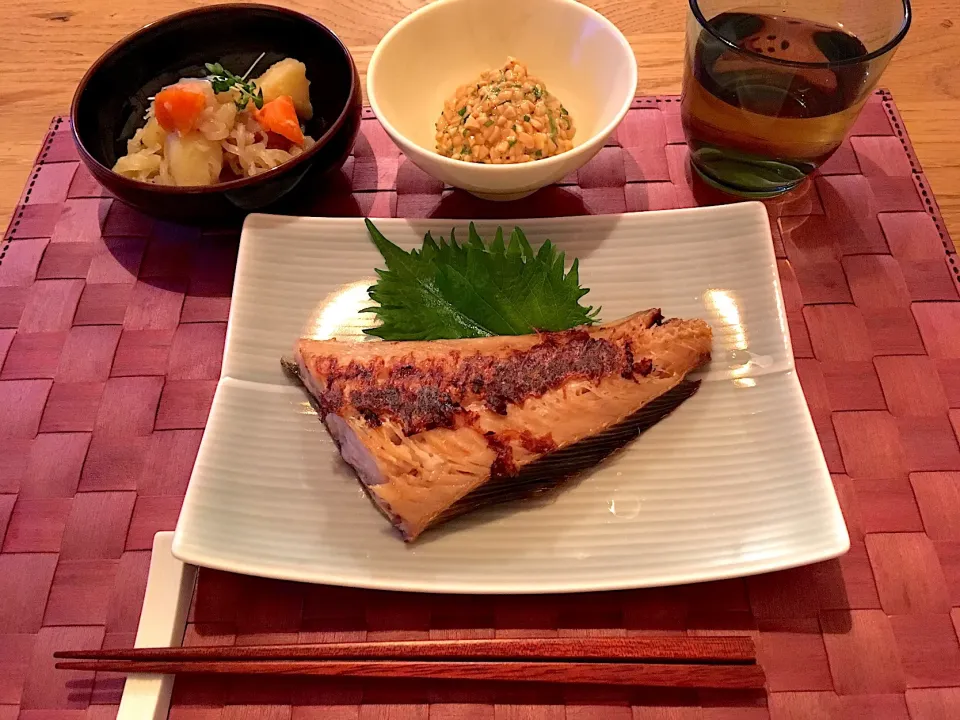 肉じゃがと焼き魚の晩ご飯|ayk6017さん