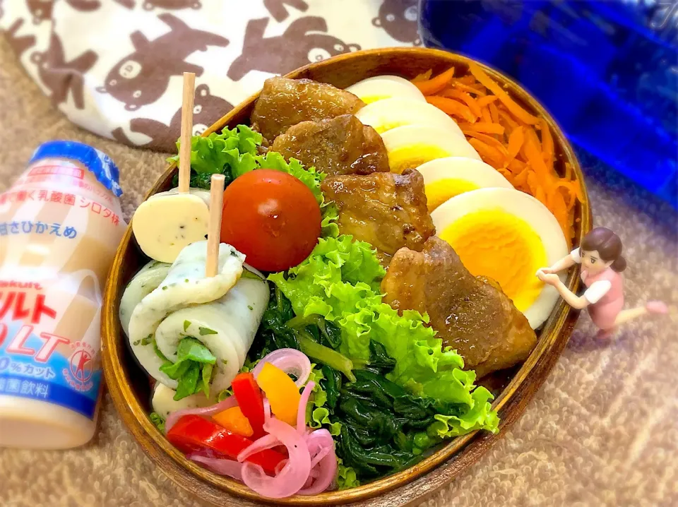 豚野菜重(発芽玄米ブレンドご飯🍚・豚バラタレ焼き・人参🥕明太きんぴら・味玉スライス・ほうれん草ナムル・紫玉ねぎとパプリカマリネ)&大葉笹かま巻とブラックペッパーチーズ串&サニーレタス&プチトマト🍅の桃実お弁当♪    #弁当  #フチ子  #ダーリン出張 #ラジオ生出演 #頑張れ #昨日まで札幌#吉田輝星頑張った#地元|桃実さん