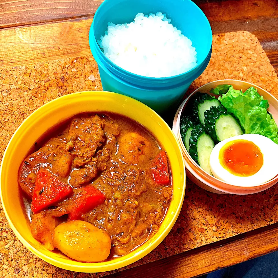 Snapdishの料理写真:【お弁当】具沢山肉じゃがリメイクカレー＆農園サラダ|ぽりんさんさん