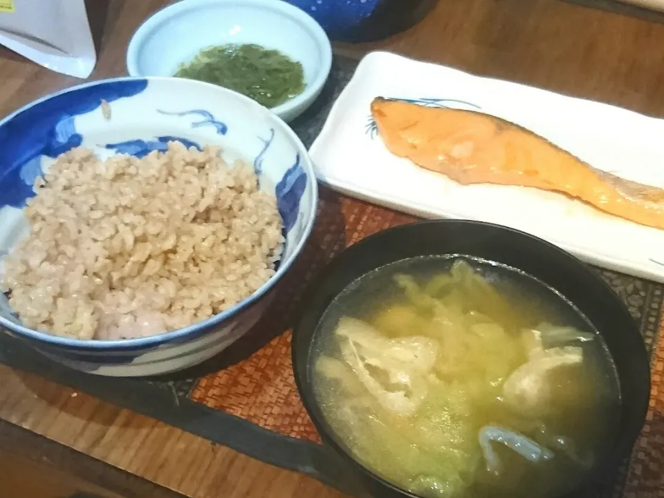 Snapdishの料理写真:鮭&めかぶ&キャベツの味噌汁|まぐろさん