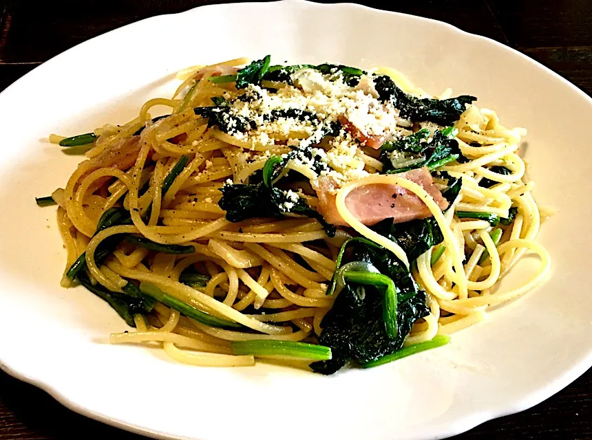 Snapdishの料理写真:ほうれん草&ベーコンのパスタ
(バターしょう油味)
・麺好き男のランチ|mottomoさん