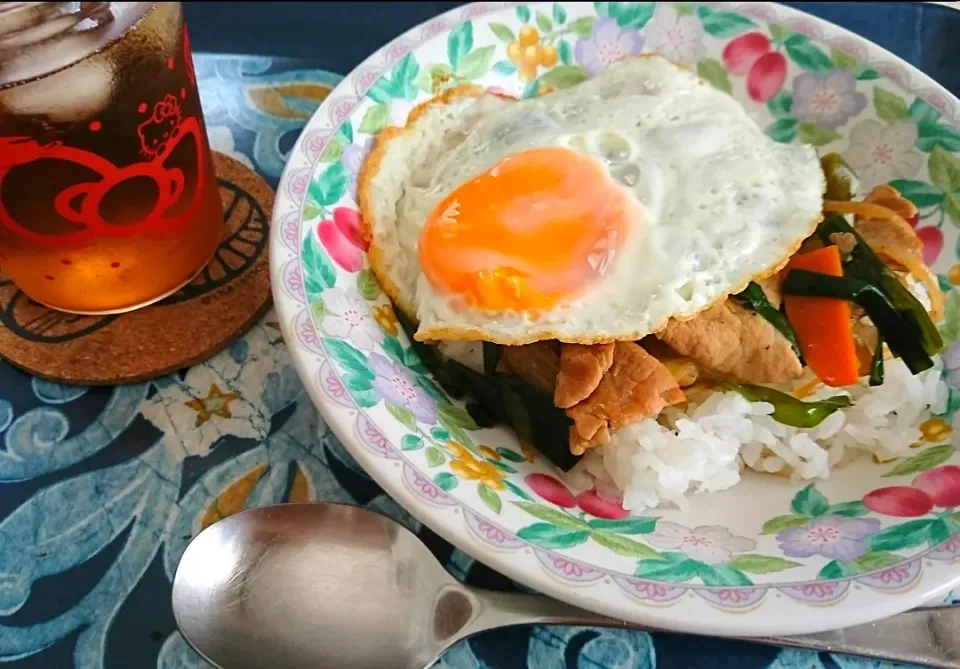 野菜炒め卵のせ丼🍳|しまだ ちえこさん