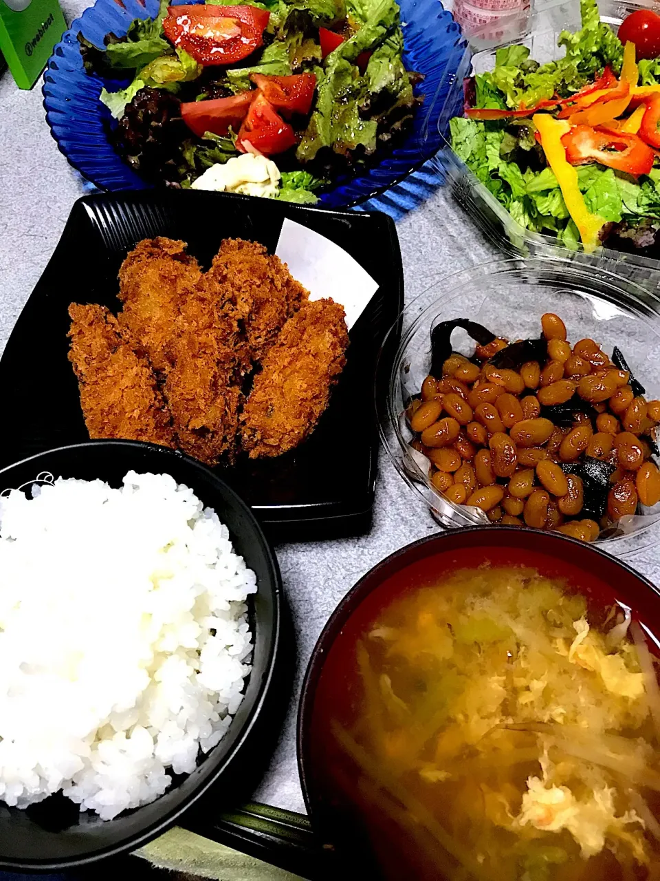 ウォーキングからの #昼飯 お粥白米、小海老玉子大根葉もやし味噌汁、カキフライ、トマトレタスサラダ、豆昆布の煮物|ms903さん