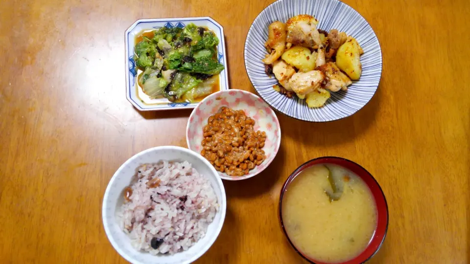 ６月１２日　鶏肉とじゃがいもの塩バター蒸し　レタスと大葉のごまのりサラダ　納豆　なめことわかめのお味噌汁|いもこ。さん