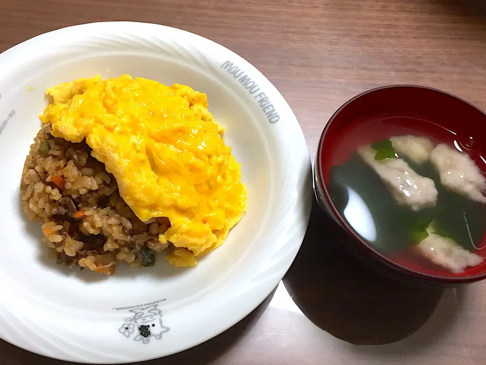 簡単ごはん セロリと牛肉のソースオムライス 長いもとわかめの中華スープ|おさむん17さん