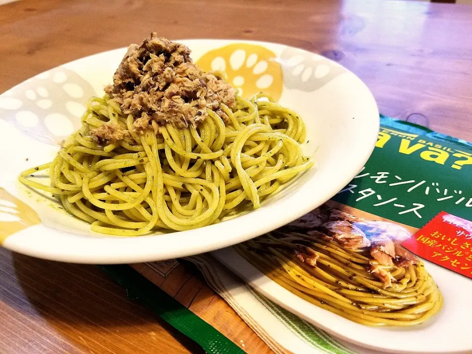 Snapdishの料理写真:サバ缶のレモンバジルソースパスタ|kanaさん