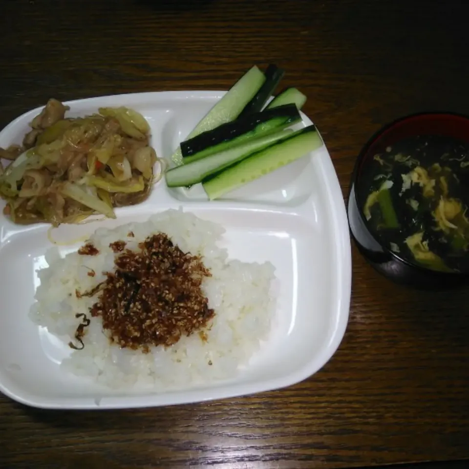 Snapdishの料理写真:今日の夕ご飯😀
マーボー春雨♪塩味
スティックきゅうり
手作りふりかけご飯
小松菜のたまごスープ
今日も暑いので、軽いメニューにしました☀|すず(*^^*)さん