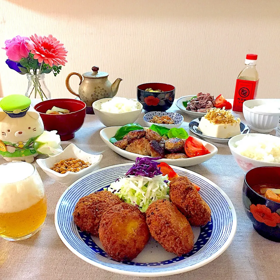 Snapdishの料理写真:キムチーズメンチカツ、椎茸の肉詰め、イカバター焼き、ごはん、納豆、豚汁|ゆかりさん