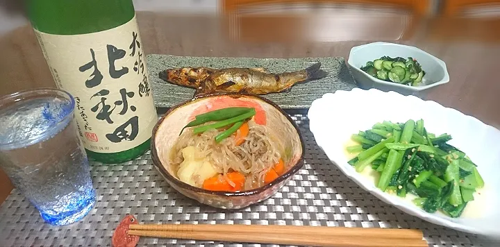 肉じゃが
鮎の塩焼き
青菜のガーリック炒め
きゅうりとワカメの酢の物🍶|bisenさん