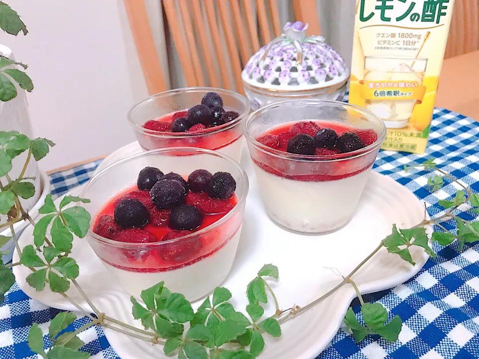 Snapdishの料理写真:つるるんレモン酢で🍋ミルクゼリー🥛レアチーズ風|えいぽんさん