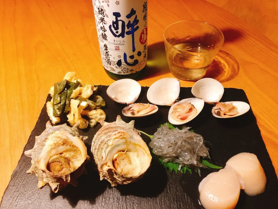 今夜の酒の肴 サザエ、九条ネギと油揚げの酢味噌和え、ハマグリの蒸し焼き、生しらす、ホタテ貝柱  #家飲み  #ワンプレート|角康広さん