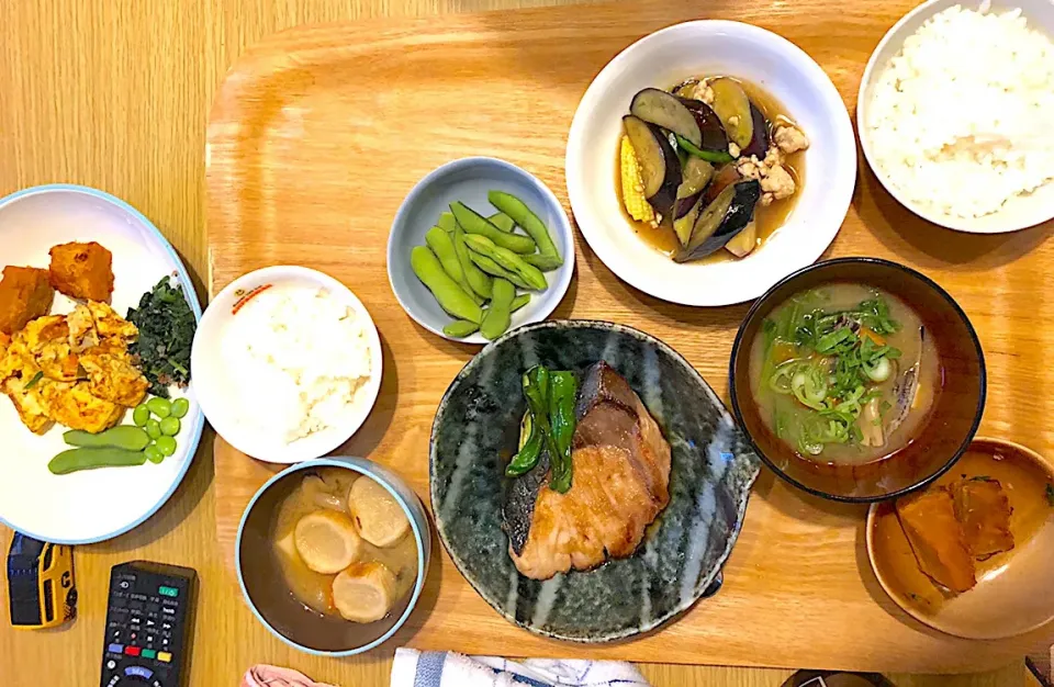 ぶりの照り焼き 野菜あんかけ 味噌汁 かぼの煮物 ごはん 枝豆 このあと手羽先が焼けた
子供 オムレツ ほうれん草おひたし 味噌汁 かぼちゃの煮物|azuさん