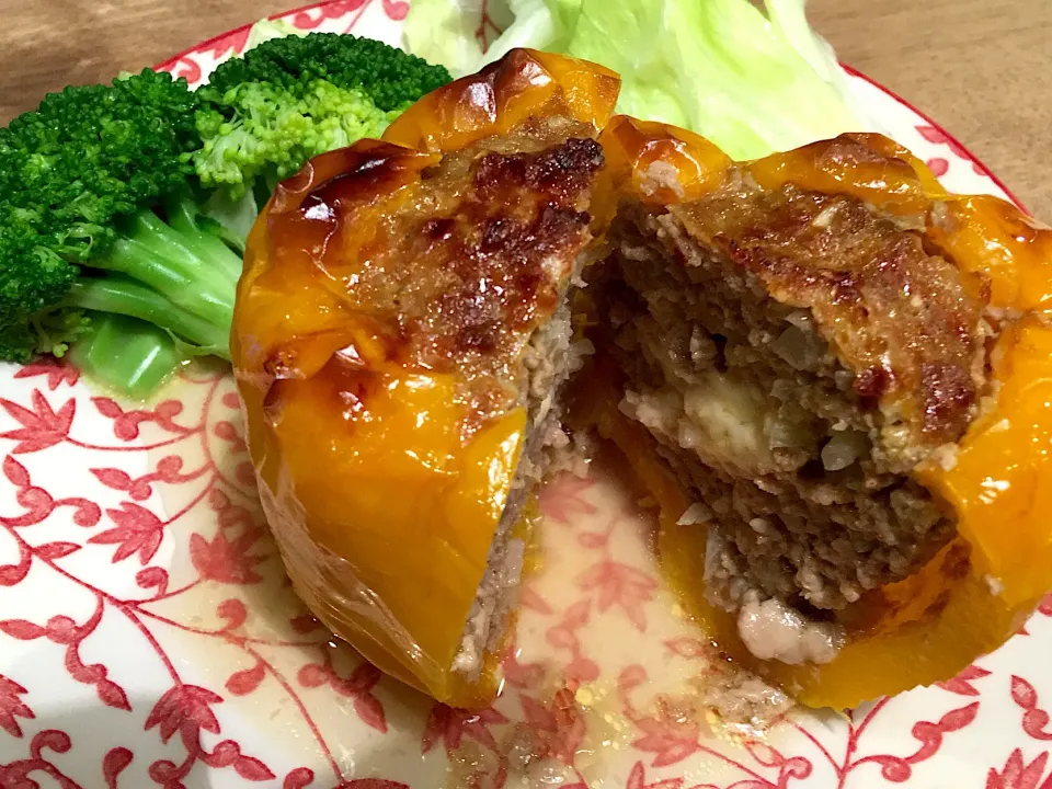 肉汁ジュワッと❗️パプリカバーグのオーブン焼き✨
カレー風味🍛チーズ入り💕|はるさん