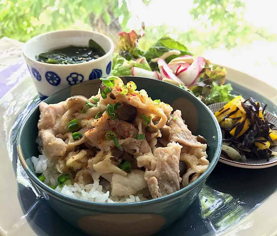 昼ごはん  豚ときのこのみぞれ煮丼|砂雪さん