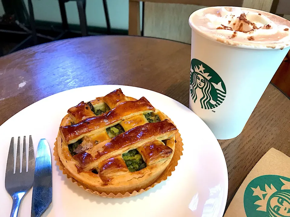 Spinach and broccoli cheese pie, hot chocolate|Sky Blueさん