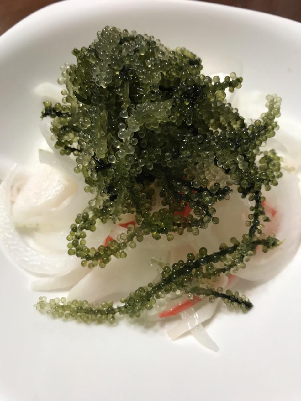 海ぶどうと新玉ねぎのサラダ和辛子を溶いたポン酢をかけて海ぶどう新玉ねぎ サラダ 和辛子 ポン酢 久原 キャベツのうまタレ Hide Snapdish スナップディッシュ Id Hkzdda