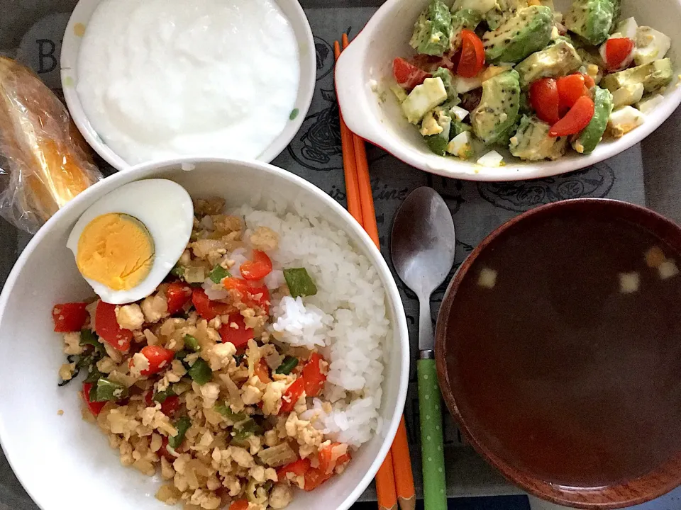 朝ご飯！豆腐のガパオ風、アボカドサラダ、オニオンコンソメ|あんこさん