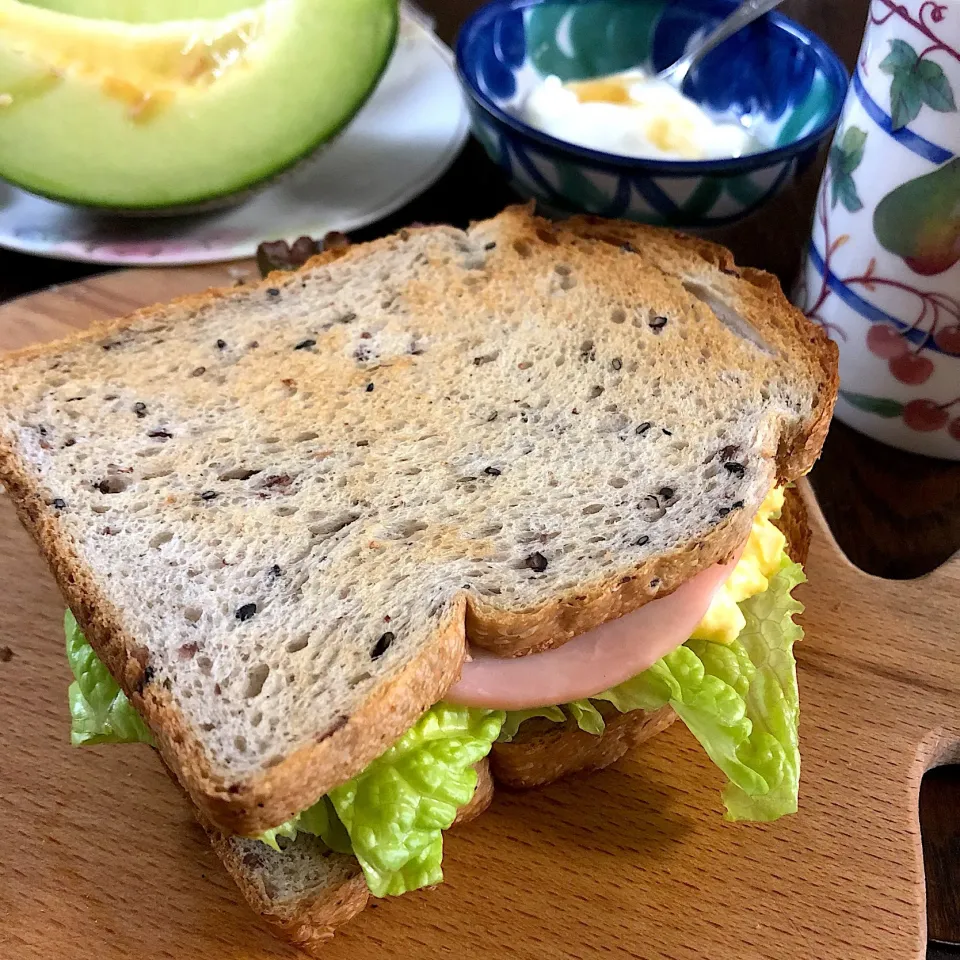 ハムたまごサンドで朝ごぱん(ﾟ∀ﾟ)|nao子さん