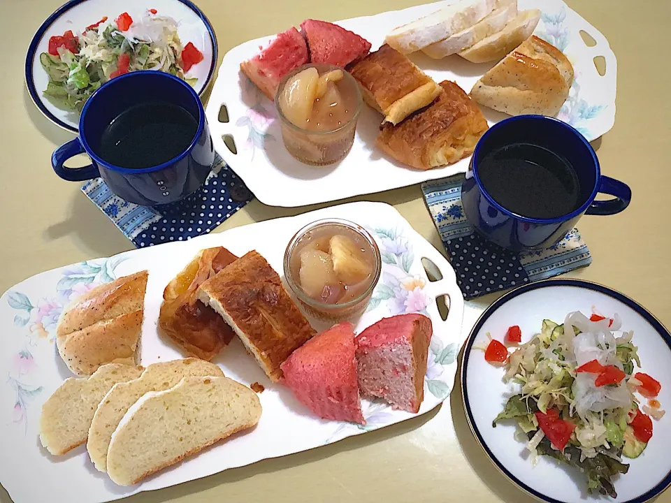 6/15朝食  #朝ごはん  •パンの盛合わせ/ゼリー仕立てのフルーツポンチ  •サラダ •コーヒー|おさんどんさん