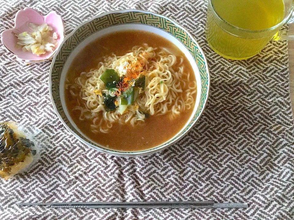 Snapdishの料理写真:夕飯残りスープでサッポロ一番味噌ラーメンと🐶のおやつのささみ野菜と朝食残りのチビ握り|sakuraさん