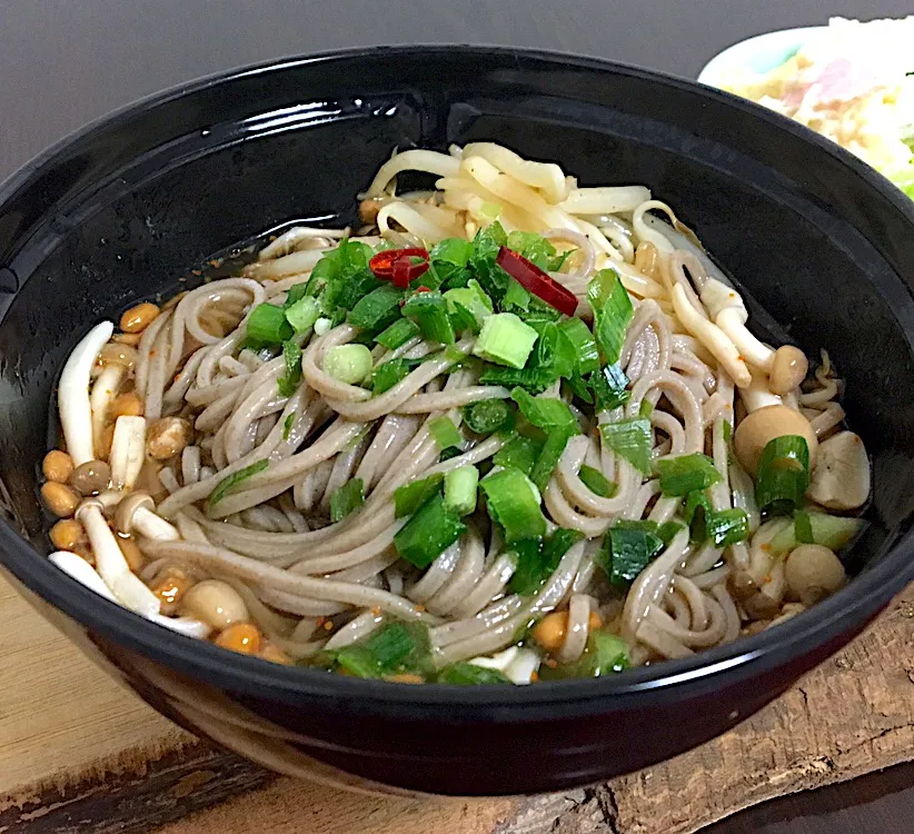 晩ごはん⭐️⭐️🔆
ごま油香る冷やし納豆蕎麦|ぽんたさん