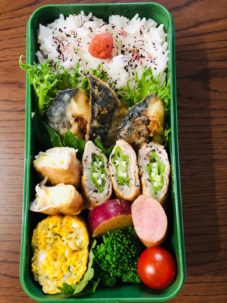 Snapdishの料理写真:#レモン酢で頂く夏のさっぱり弁当#サバのたった揚げ #オクラの豚巻き （ロースしゃぶしゃぶ用）#茹でブロッコリー#サツマイモのレモン煮 #だし巻き卵#プチトマト#茹でウインナー#高校生男子弁当 #のっけ盛り弁当|笙　みかんさん