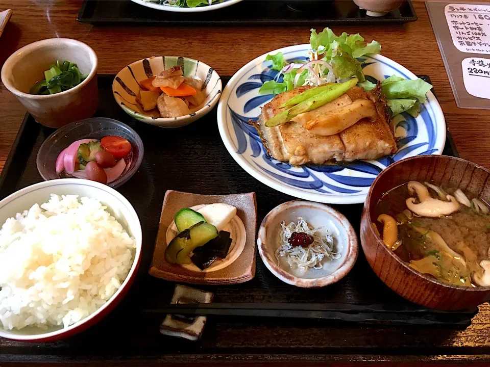 Snapdishの料理写真:肉厚！やわらか！カレイのムニエル定食|ayk6017さん