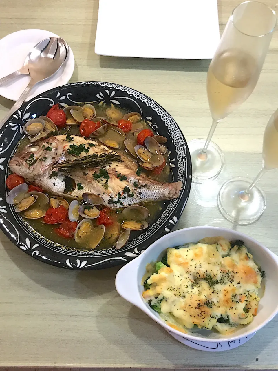 Snapdishの料理写真:我が家の週末バル🥂アクアパッツァ＆ブロッコリーとポテサラのチーズ焼き|のりこさん