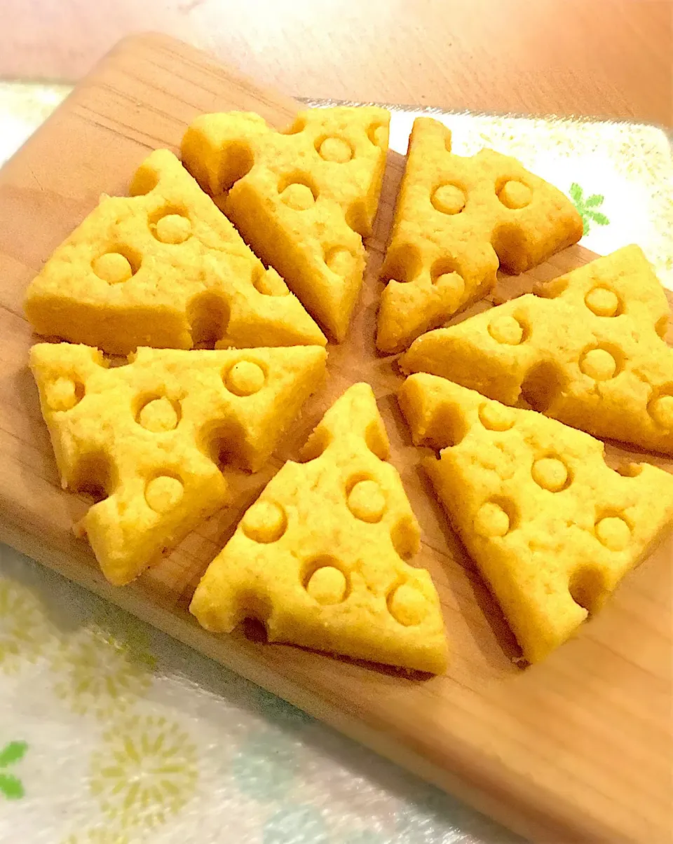 Snapdishの料理写真:甘じょっぱい🥰チーズクッキー🧀|たんたんさん