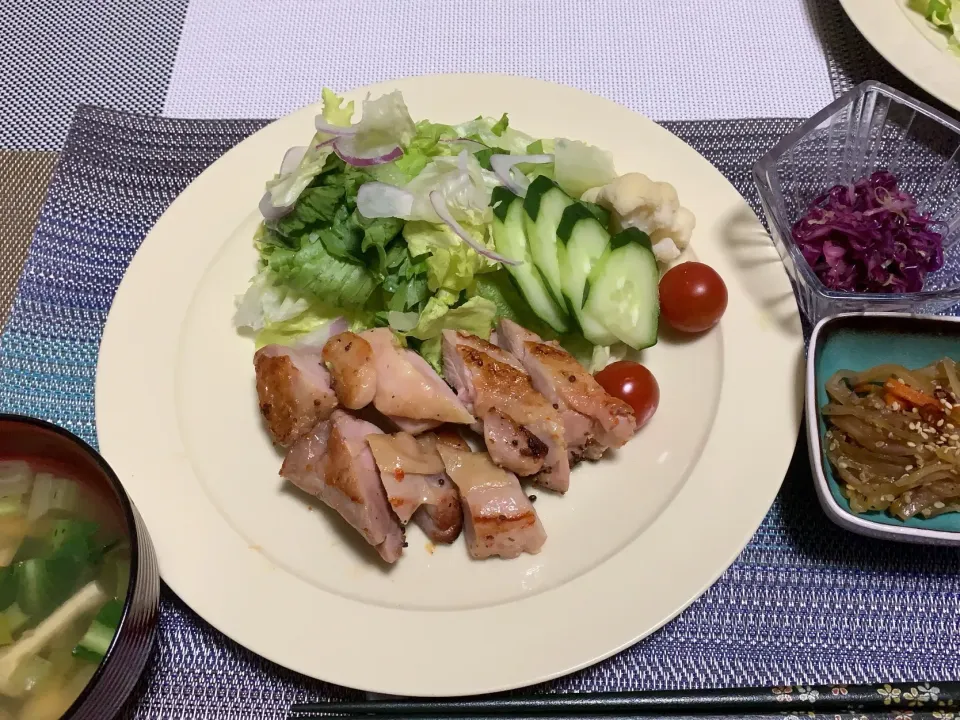 チキンステーキ
紫キャベツのマリネ
きんぴら
小松菜の油揚げのお味噌汁|智子さん