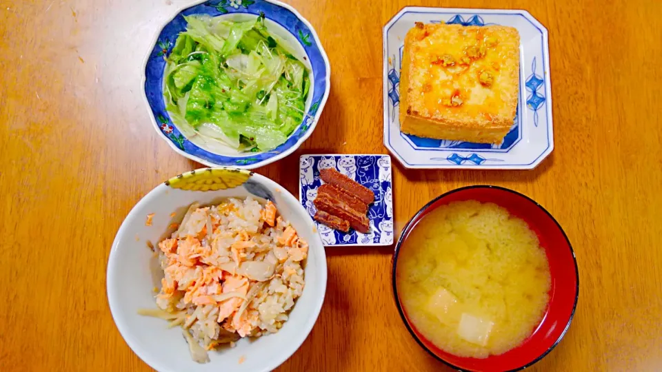 ６月１３日　鮭とキノコの炊き込みご飯　やみつきレタス　厚揚げ　わかめとお麩のお味噌汁|いもこ。さん