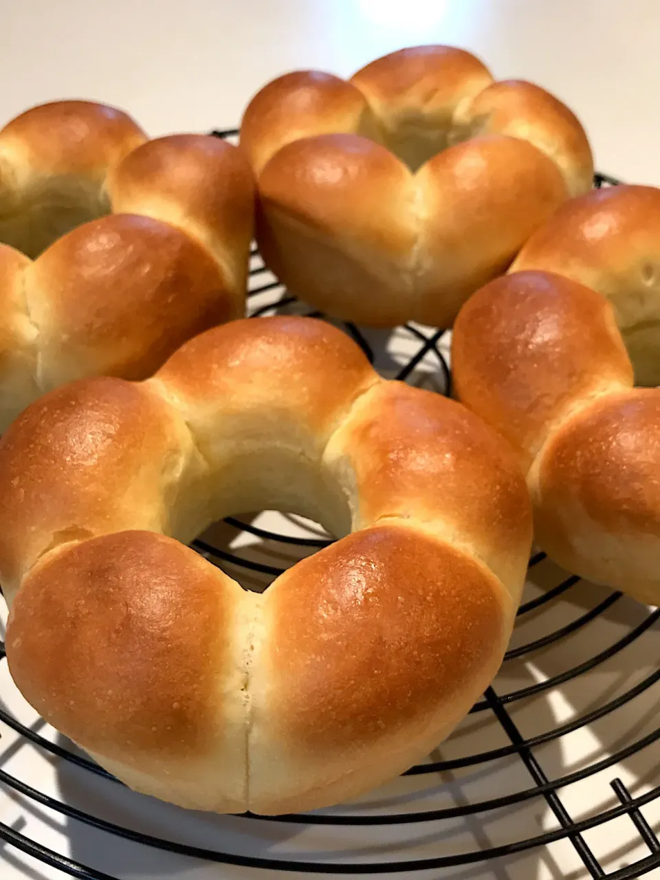 お花のパン🌼
中には、チョコとハムチーズの２種♪|まーよんさん