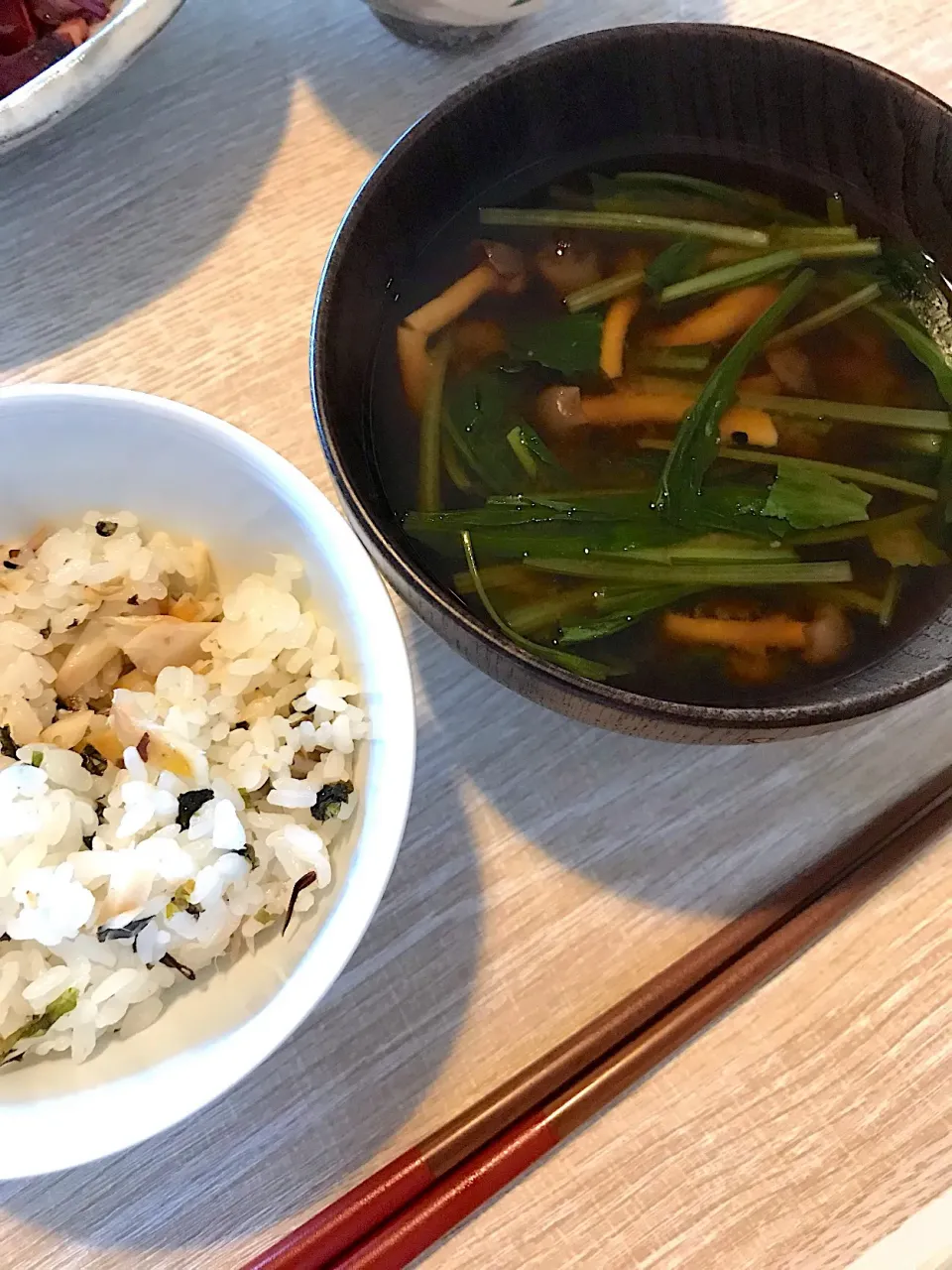 ほぐしたカマスの干物とエゴマ海苔と塩昆布の混ぜごはん  壬生菜としめじ茸の田舎味噌汁 いりこ出汁風味|カピバラおやじさん