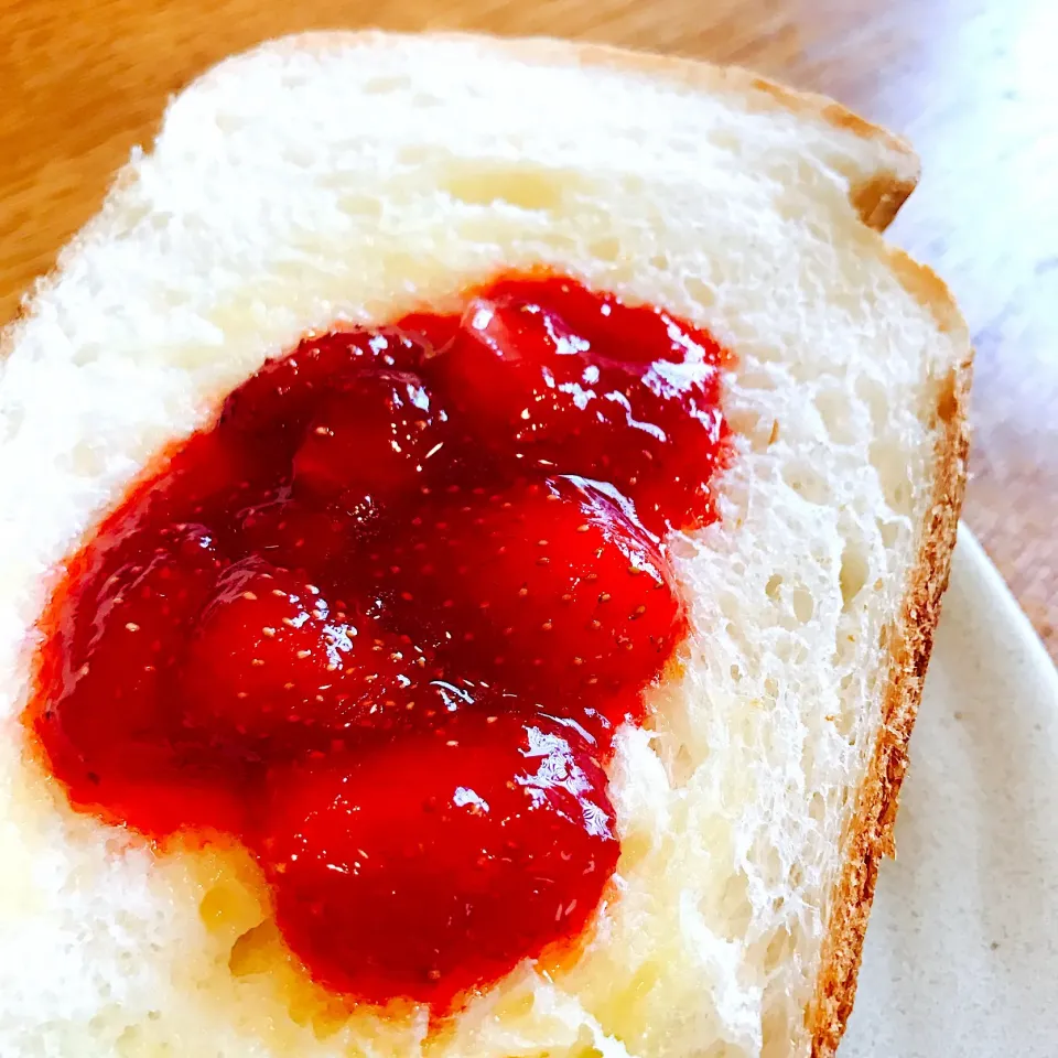 いちごジャム食パン🍞🍓
食パン焼きたてなのでトーストせずに食べましょう
バター →いちごジャム
耳がパリパリ♡
#イチゴジャム食パン|いちごさん