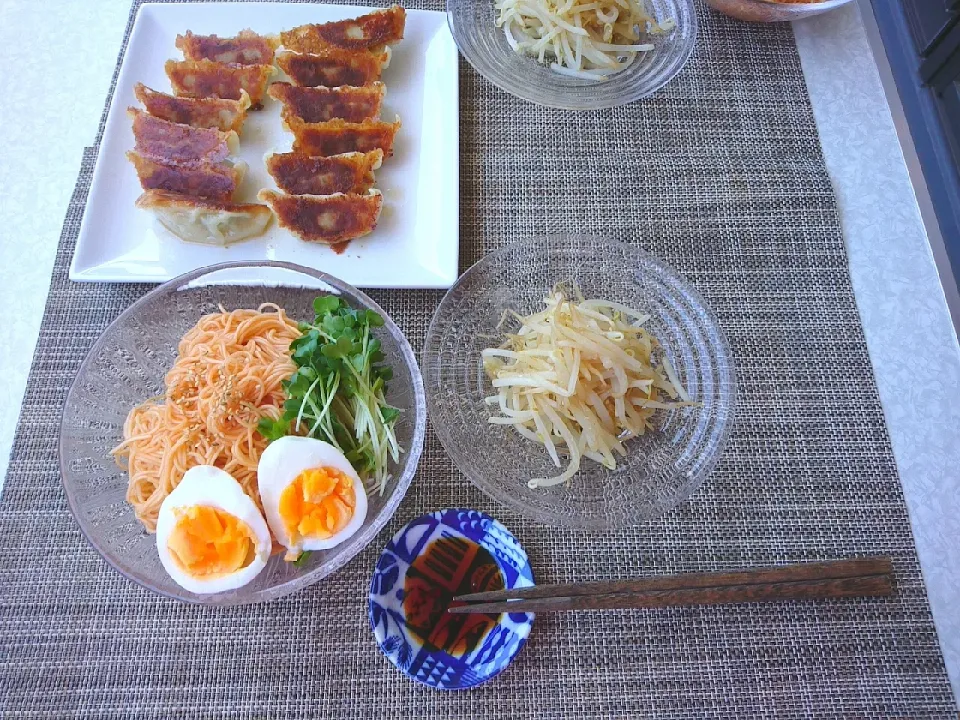 今日の昼食 ビビンバ風そうめん、もやしサラダ、餃子|pinknari🐰🌈さん