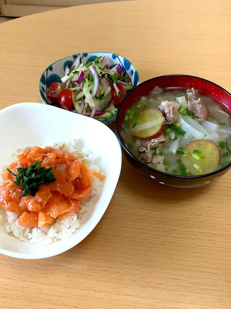 サーモンたたき丼、豚汁、きゅうりと紫玉ねぎの和え物|あるくさん