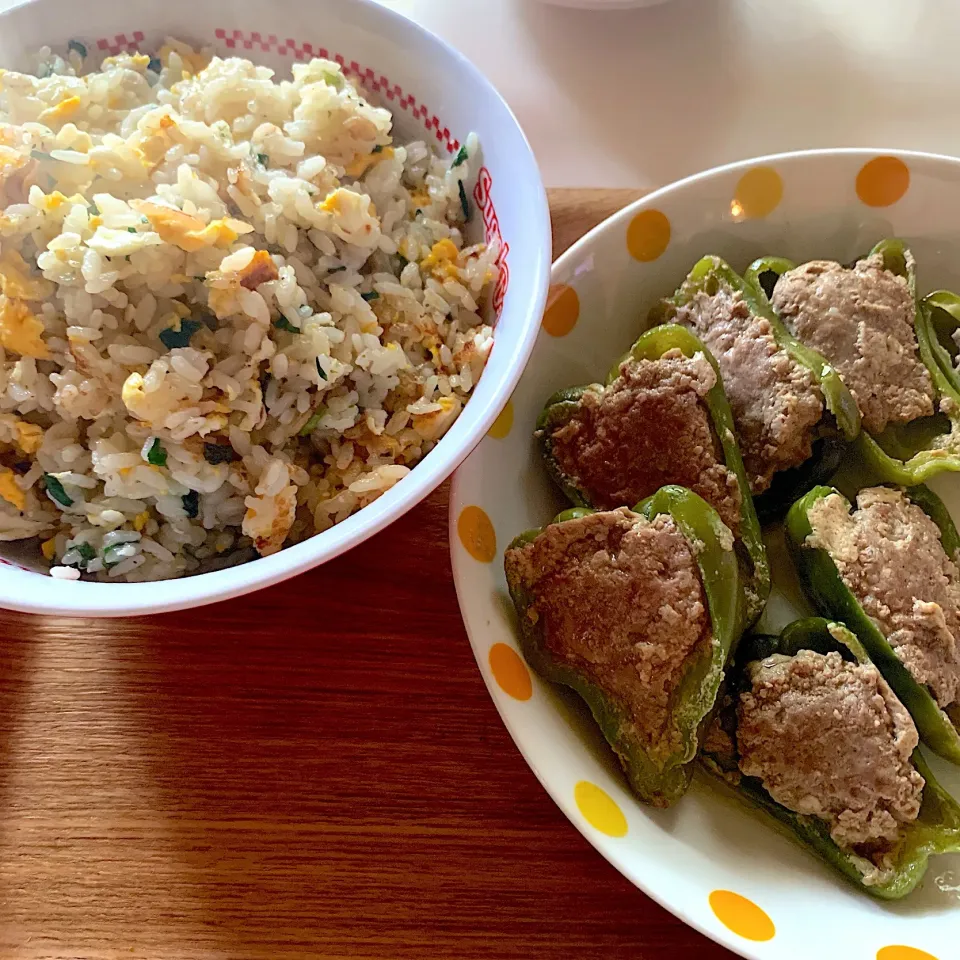 ガーリック炒飯とピーマンの肉詰め(◍•ڡ•◍)❤|いつみさん